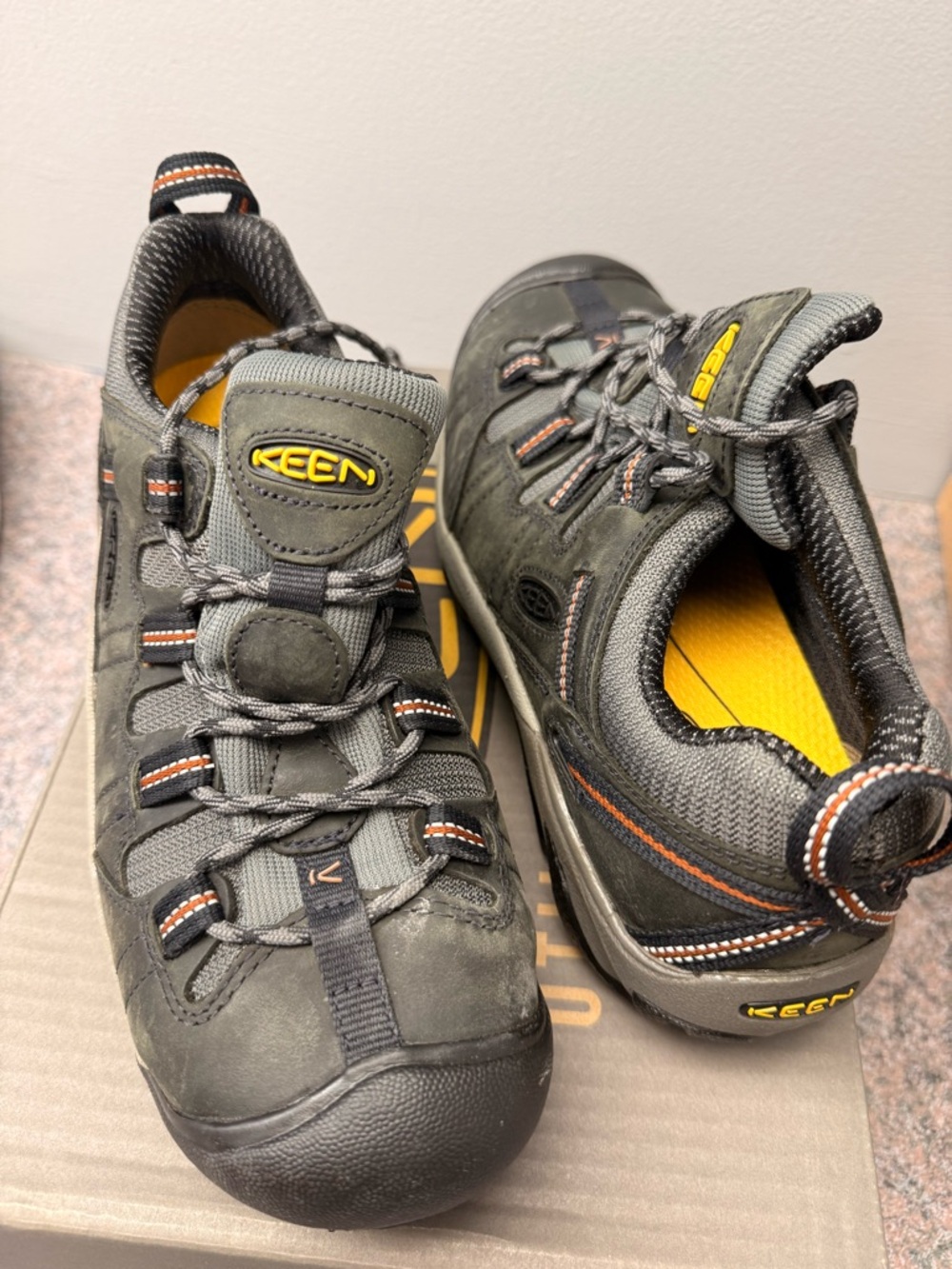 Keen Men's Shoes in Black and Yellow Box